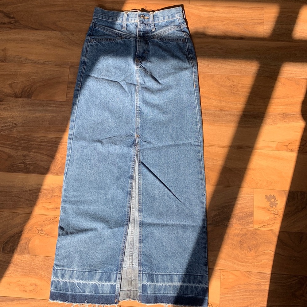 Maxi jean skirt medium/dark wash size XXS with a slit in the front